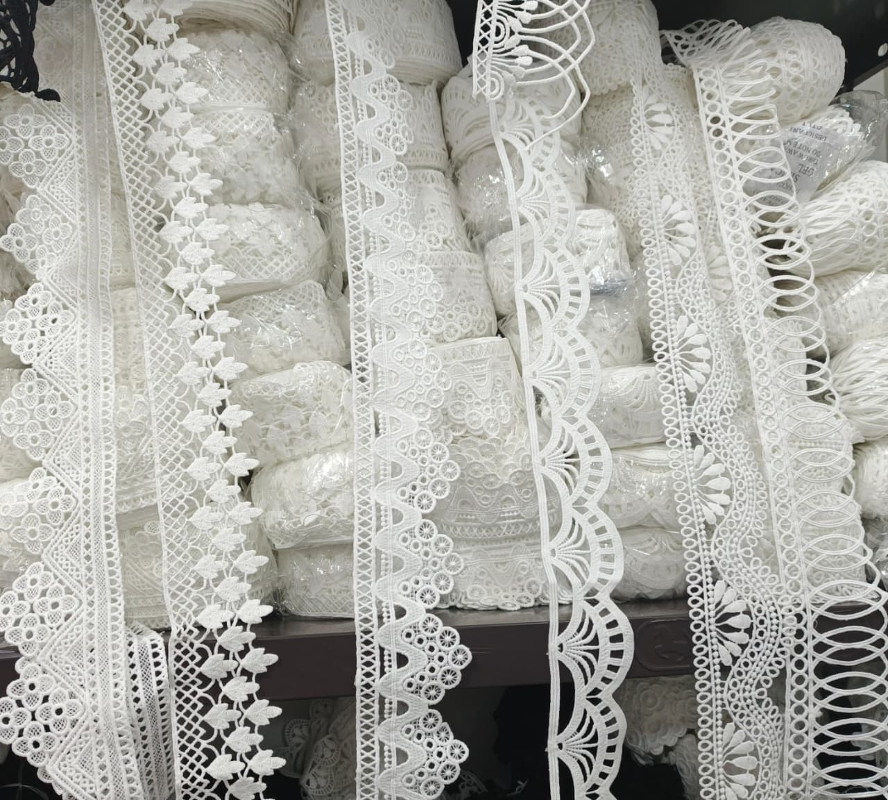 MILKY LACES